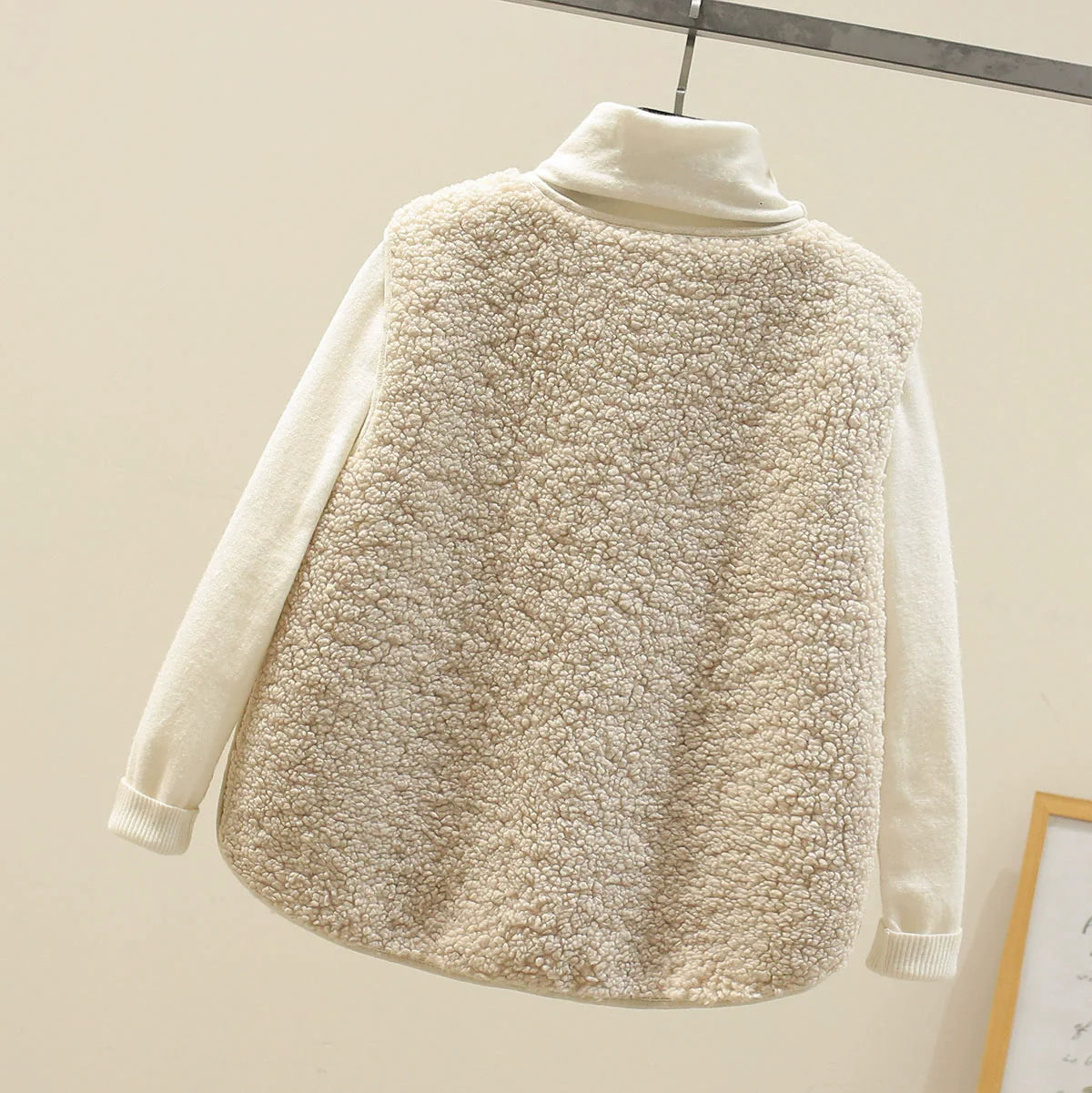 Women’s Vest – Relaxed Fit – Plush Sherpa Texture – V-Neck – Button Front – Patch Pockets